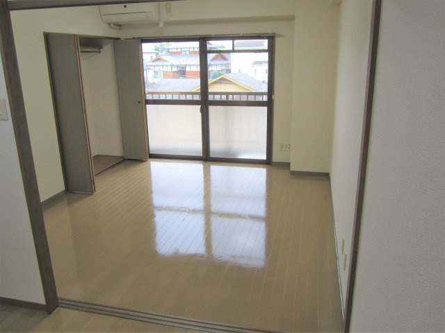 クリスタルコートⅠの居間・リビング