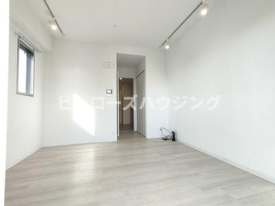 【内装】 | ループ北町 | ※同タイプの写真となりますが横の窓はありません。