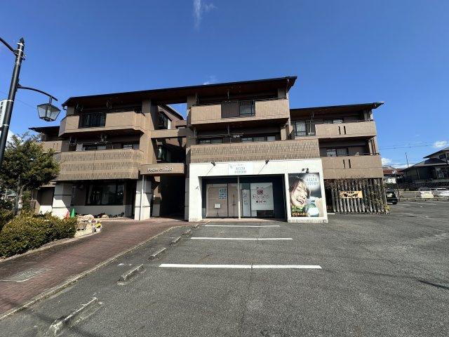 フロムエミコの駐車場