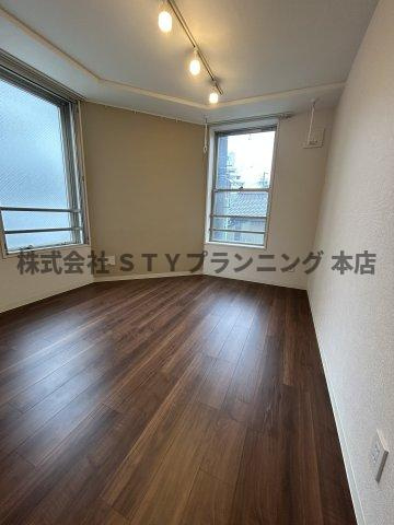 仲介手数料０円！WELL COURT TENMAの居間・リビング