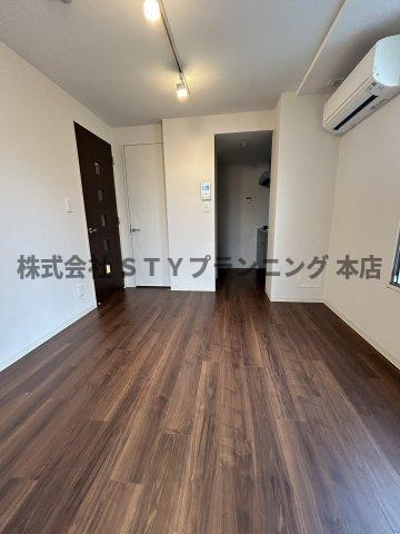仲介手数料０円！WELL COURT TENMAの居間・リビング