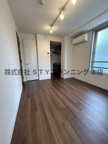 仲介手数料０円！WELL COURT TENMAの居間・リビング