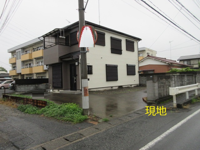 中古戸建　熊谷市円光2-2-18（リフォーム住宅）の前面道路含む現地写真