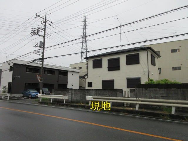 中古戸建　熊谷市円光2-2-18（リフォーム住宅）の前面道路含む現地写真