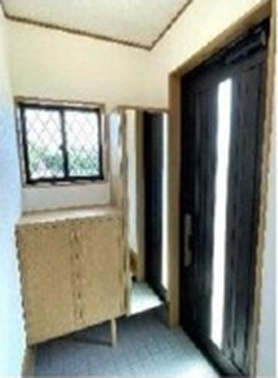 中古戸建　熊谷市円光2-2-18（リフォーム住宅）の玄関