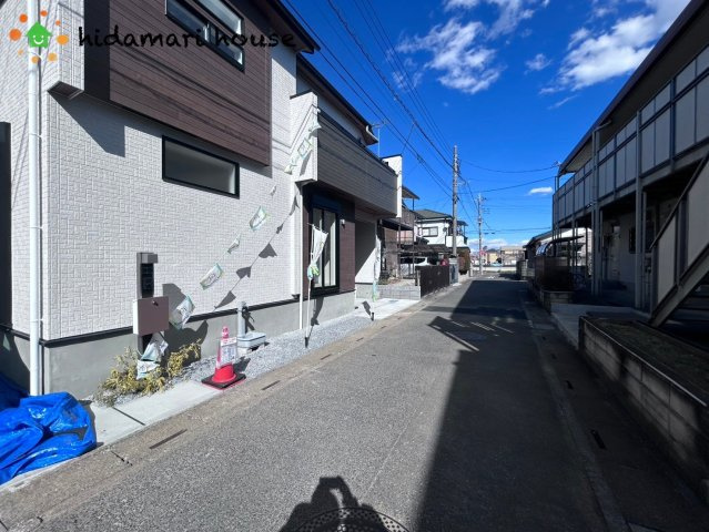 桶川市朝日1丁目　3期　新築戸建　ブルーミング01の前面道路含む現地写真