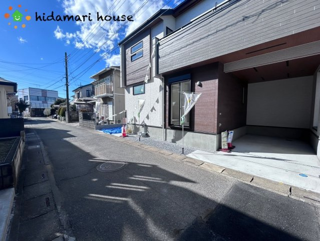 桶川市朝日1丁目　3期　新築戸建　ブルーミング01の前面道路含む現地写真