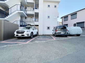 【駐車場】 | マンションの駐車場スペース。空きの有無や駐車料金、サイズ規定などについては、改めてお問い合わせください。～即日のご見学可能～　お問合せはお気軽にどうぞ。
