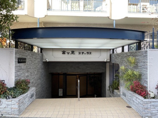 【エントランス】 | オートロックを備えた、マンションのエントランス。やはりセキュリティの観点は欠かすことができません。皆様を“安全”に送り出し、出迎えてくれます。～即日のご見学可能～　お問合せはお気軽にどうぞ。