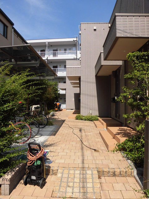 プレジールのエントランス|ゆとりあるエントランス