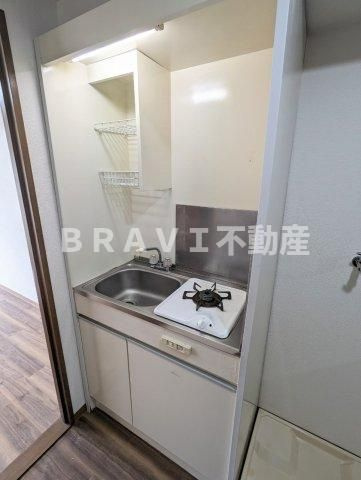 エミグラント・N BRAVI不動産のキッチン|【エミグラント・N】掃除しやすい1口ガスコンロのキッチン