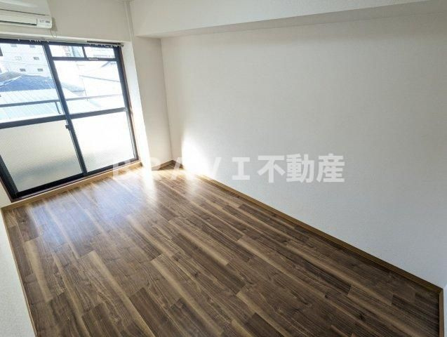 エミグラント・N BRAVI不動産の洋室|【エミグラント・N】ゆったりした洋室です