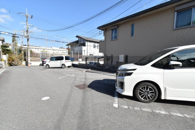 ウィンディアコリーヌE棟の駐車場