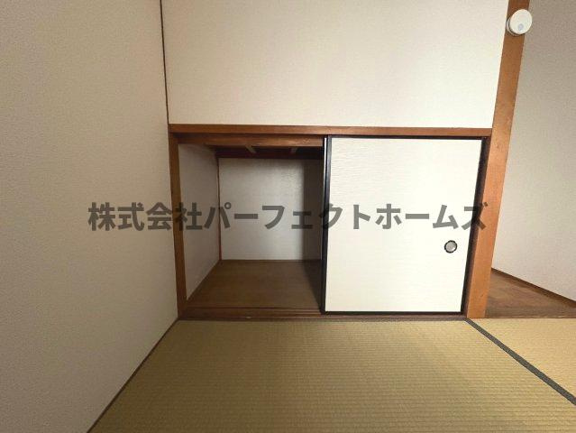 伊加賀本町テラスハウスの和室|落ち着いた雰囲気の和室付きです