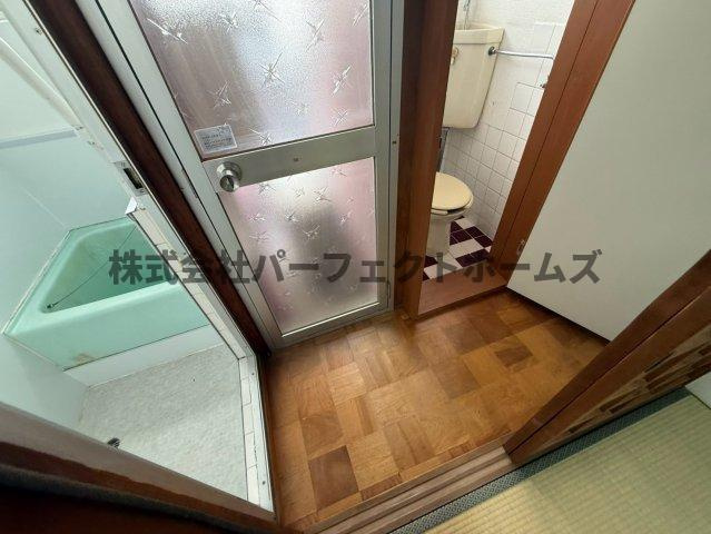 伊加賀本町テラスハウスの洗面所|脱衣スペースもあります