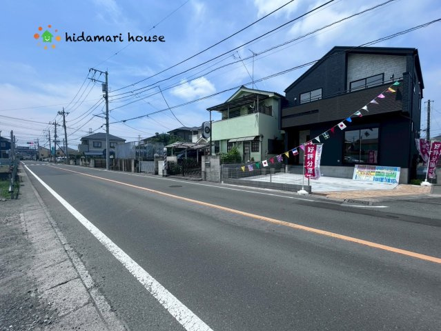 桶川市坂田東1丁目　新築戸建　ブルーミング01の前面道路含む現地写真