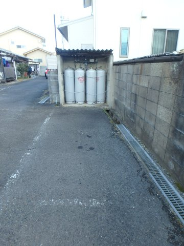 新田借家の駐車場