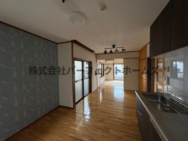 香里ケ丘10丁目戸建　賃貸の居間・リビング|こちらのリビングで趣味の時間をお楽しみください