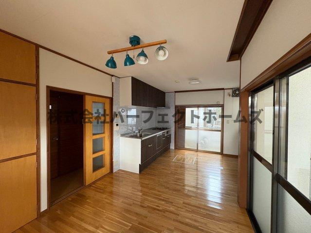 香里ケ丘10丁目戸建　賃貸の居間・リビング|ゆったりとした居間です