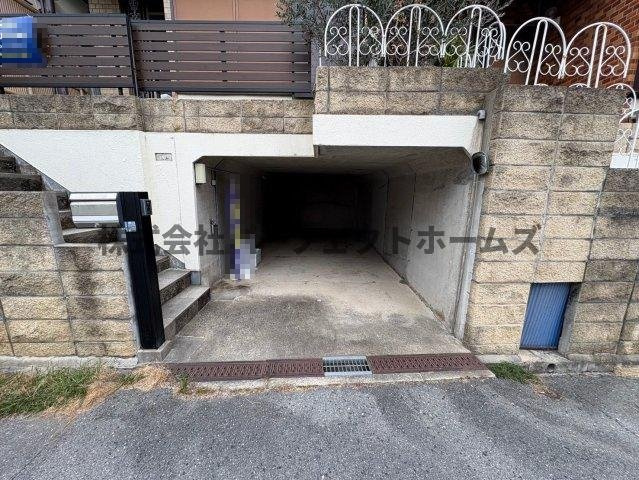 香里ケ丘10丁目戸建　賃貸の駐車場|駐車場に車を止められます