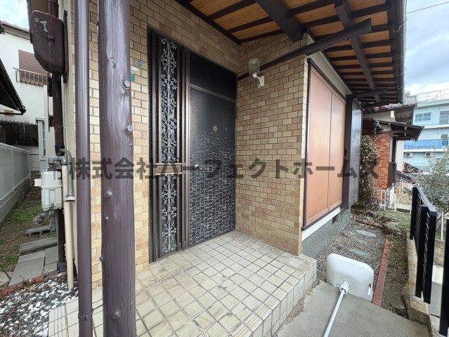 香里ケ丘10丁目戸建　賃貸のエントランス|落ち着いたエントランスです