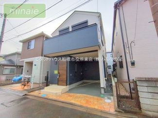 【外観】 | 販売現地
モダンなデザインが印象的な広々とした外観。閑静な住宅街に佇む魅力的な物件です。