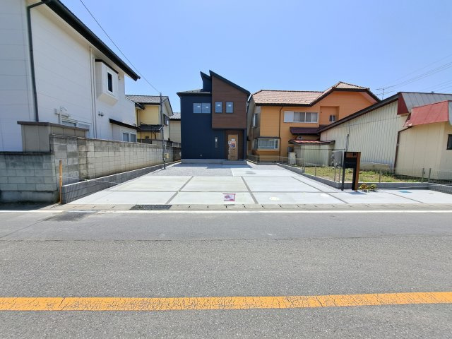 新築　伊勢崎市宮子町　Blooming Garden　1号棟の駐車場|現地写真　 駐車スペース広々！建物北側に並列で３台置けます♪
