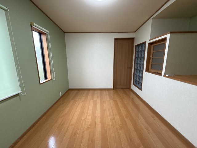 御立中貸家の寝室