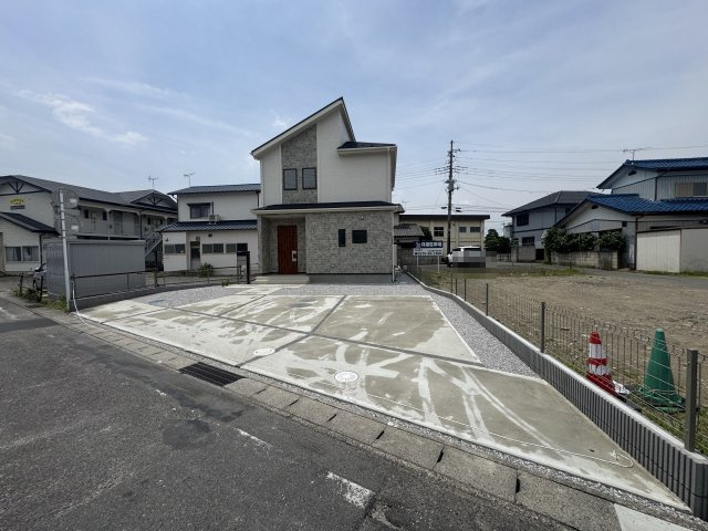 新築　伊勢崎市新栄町　Blooming Garden　1号棟の駐車場|現地写真　 駐車スペース広々！建物北側に並列で３台置けます♪

