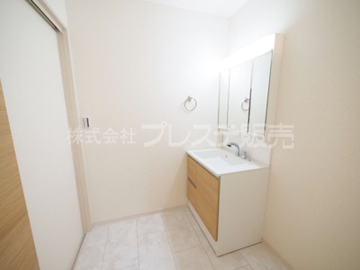 【洗面所】 | 奈良市五条畑１丁目の新築一戸建 全８区画 | 現地写真（３号地洗面）シャワー付き洗面化粧台