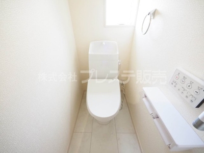 【トイレ】 | 奈良市五条畑１丁目の新築一戸建 全８区画 | 現地写真（３号地１階トイレ）温水洗浄便座を標準装備！