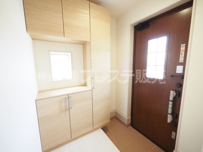 【玄関】 | 奈良市五条畑１丁目の新築一戸建 全８区画 | 現地写真（３号地玄関）電子ロック＆ディンプルキーを標準装備！