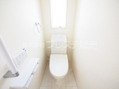 【トイレ】 | 奈良市五条畑１丁目の新築一戸建 全８区画 | 現地写真（３号地２階トイレ）温水洗浄便座を標準装備！