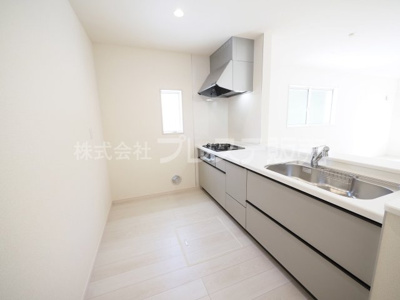 【キッチン】 | 奈良市五条畑１丁目の新築一戸建 全８区画 | 現地写真（３号地キッチン）人気の対面キッチン♪