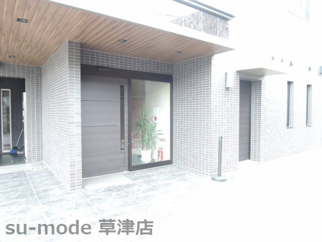 【エントランス】 | Ｎプラスaya | 落ち着いたエントランスです