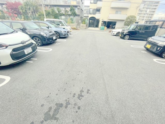 シャーメゾン三条栄の駐車場