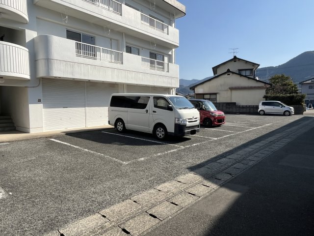 ホワイトクレシアの駐車場