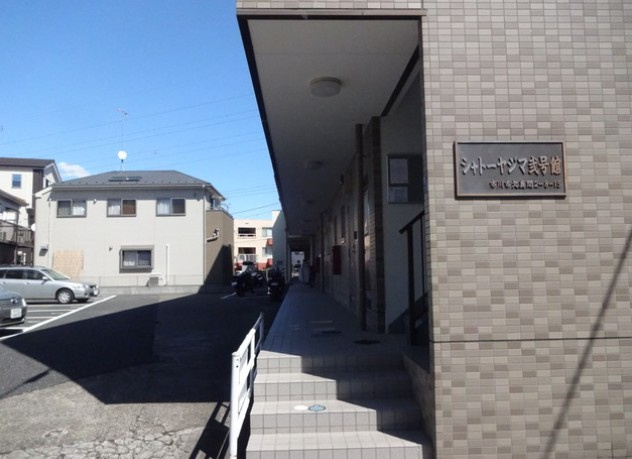 シャトーヤジマ弐号館のエントランス