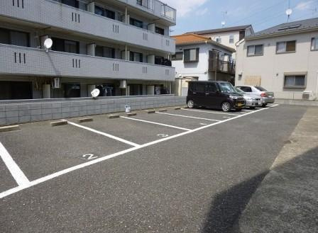 シャトーヤジマ弐号館の駐車場