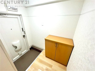 大きな玄関収納付きの玄関です　家族皆様の履物をしっかり収納できます
