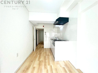 リビングダイニングは家族や友人とのコミュニケーションを楽しむ場所でくつろぎながら食事や会話を楽しめ、多目的に利用できリラックスできる空間です。家庭内の中心として機能し、快適な生活をサポートします。