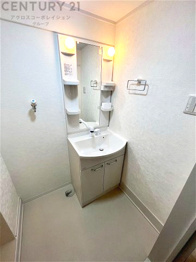 化粧品や洗顔料、歯ブラシなどの必需品をまとめて置ける収納スペースがあり、使用するたびに取り出す手間が省けます。また、水回りのため、濡れても大丈夫な素材が使用されており、お手入れが簡単です。