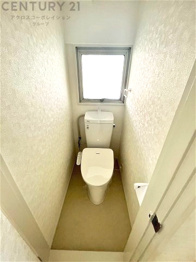 温水洗浄便座付トイレは温水洗浄機能により、暖かい水でおしりを洗浄することができ、冷たい水を使う従来の便座に比べ、温水洗浄機能で暖かいトイレを提供し、快適な使用を可能にします。