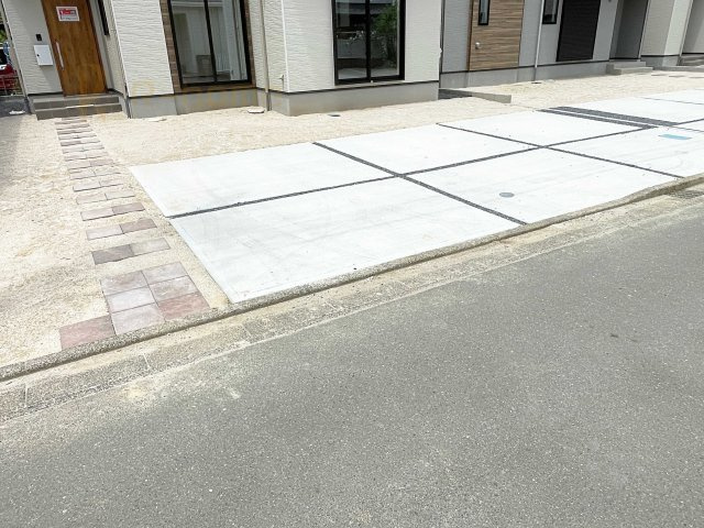 牛久市さくら台11期　新築戸建て　1号棟の駐車場|カースペースは3台完備。ゲスト用のスペースも確保できますね♪