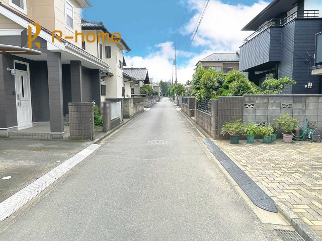 牛久市さくら台11期　新築戸建て　1号棟の前面道路含む現地写真|『今から見たい！』大歓迎です♪
お気軽にＲ－ｈomeまでお問い合わせください。