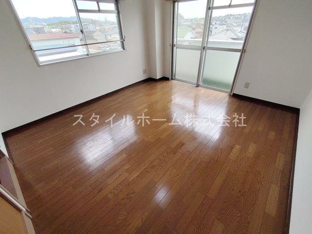 コスモベルテの居間・リビング|別部屋写真です。