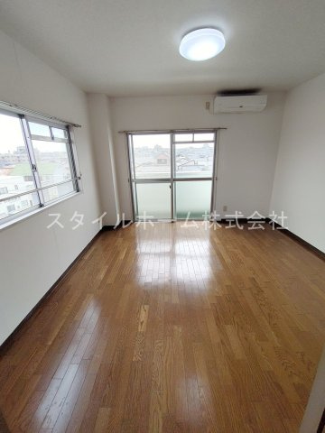 コスモベルテの居間・リビング|別部屋写真です。