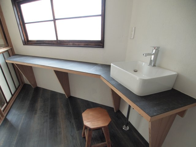 竜見町戸建の洗面所