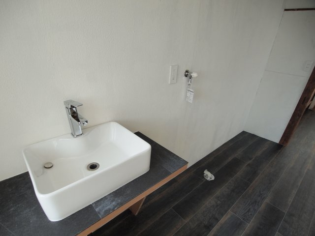 竜見町戸建の独立洗面台