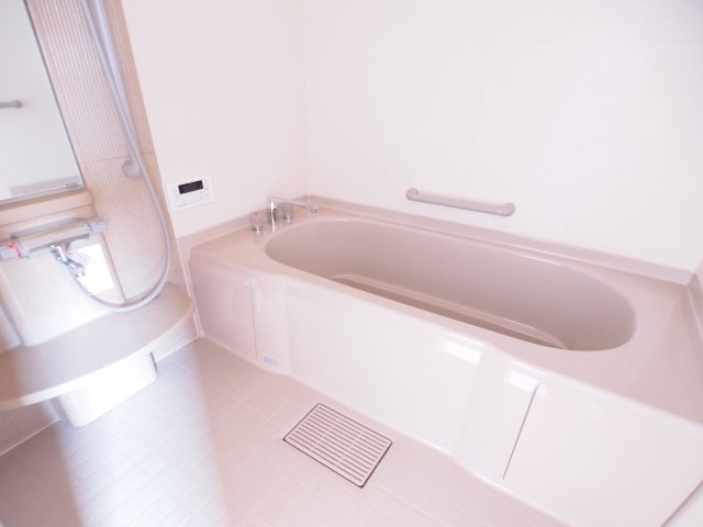 竜見町戸建の浴室